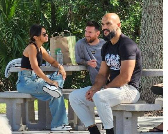 'Sướng' như vệ sĩ của Messi, đi hẹn h&ograve; c&ugrave;ng vợ chồng th&acirc;n chủ, n&acirc;ng Quả b&oacute;ng v&agrave;ng nhiều hơn Mbappe