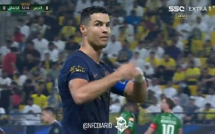 Ronaldo nổi giận, đ&ograve;i thay trọng t&agrave;i v&igrave; bị xử &eacute;p