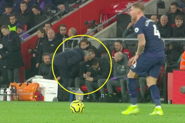 Mourinho ph&aacute;t biểu sốc sau khi nhận thẻ v&agrave;ng v&igrave; nh&igrave;n trộm chiến thuật