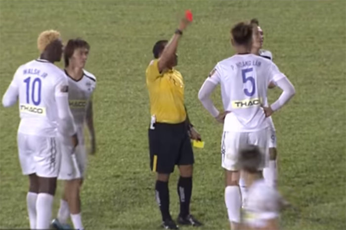 T&acirc;n binh HAGL n&oacute;i g&igrave; sau tấm thẻ đỏ trong thất bại trước TP.HCM?