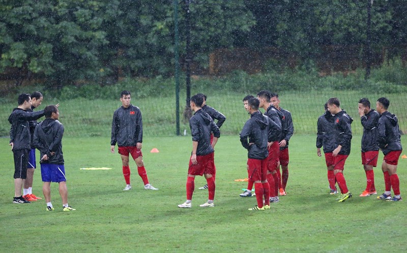 Thiếu quân, U23 Việt Nam vẫn tập luyện với trợ lý thầy Park