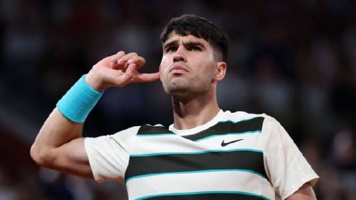 Alcaraz chạm mốc 100 chiến thắng trên mặt sân đất nện, vào tứ kết Roland Garros