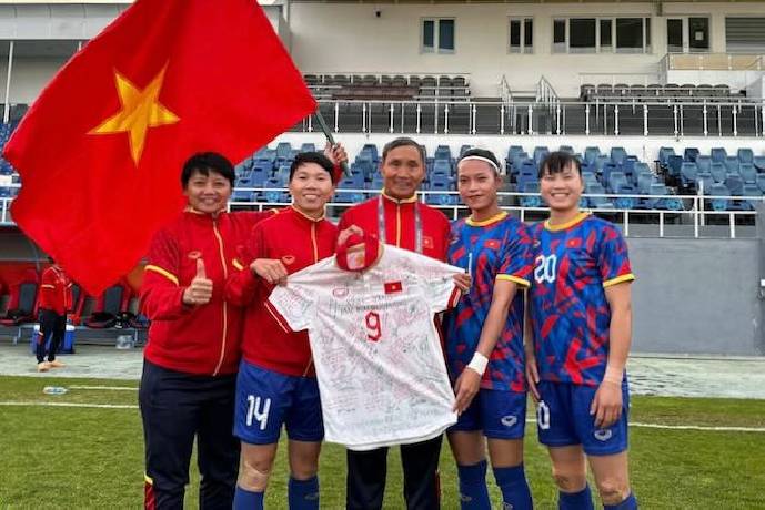 HLV Mai Đức Chung x&uacute;c động sau trận chia tay tuyển nữ Việt Nam