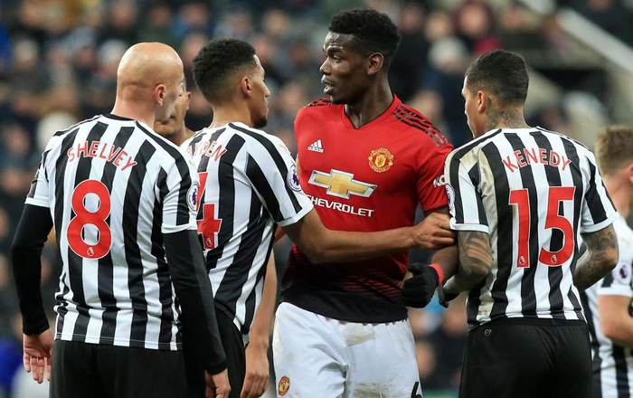 Pogba vẫn hứng &lsquo;gạch đ&aacute;&rsquo; d&ugrave; chơi tốt trong chiến thắng 2-0 trước Newcastle