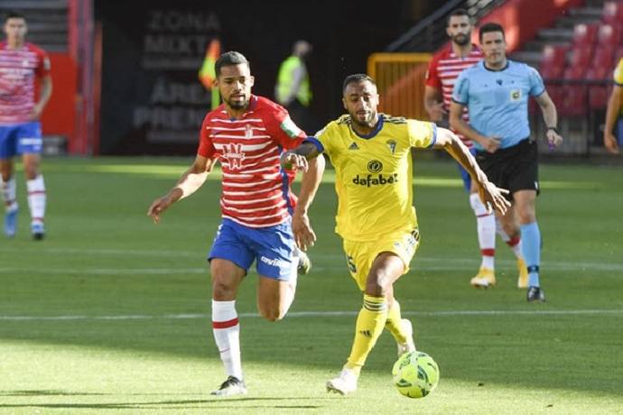 Soi kèo phạt góc Granada vs Cadiz, 23h00 ngày 3/1 