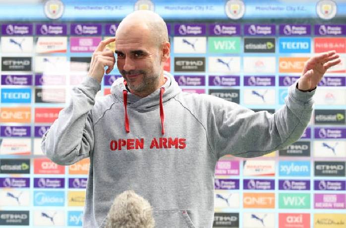 Pep Guardiola gọi t&ecirc;n MU 3 lần khi được hỏi về kỷ lục của Man City