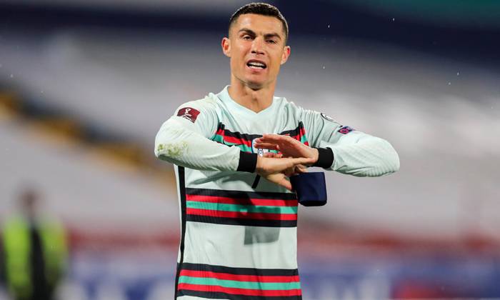 Đã có kết quả đấu giá băng đội trưởng bị Ronaldo ném