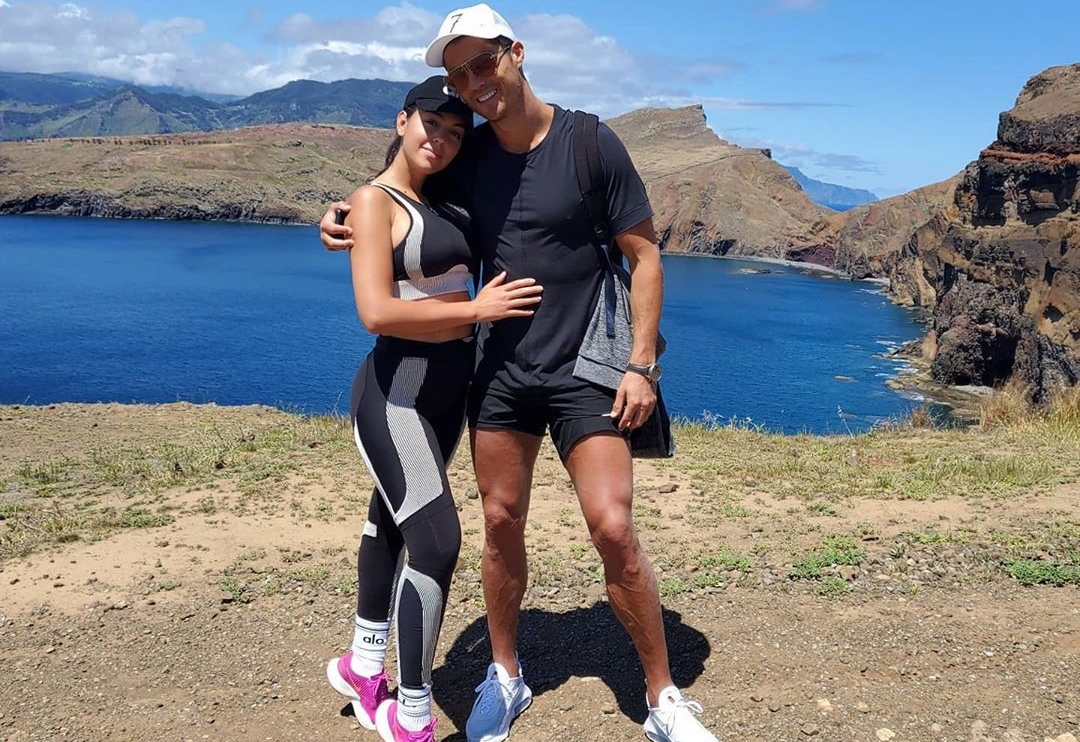 Ronaldo trốn c&aacute;ch ly ở Juventus, c&ugrave;ng bồ v&agrave; con trai đi du lịch