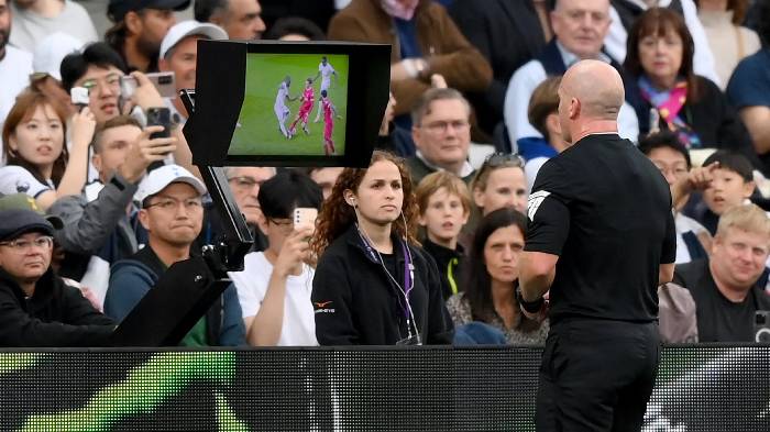 Cựu sao Chelsea: 'VAR thật sự vô dụng, họ nên dẹp nó đi thôi'