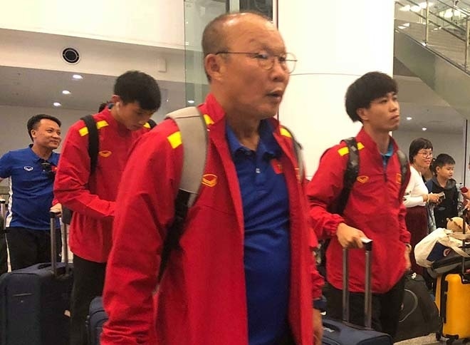 HLV Park Hang Seo nhận món quà đặc biệt khi vừa đặt chân đến UAE