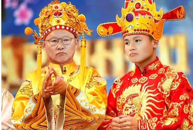 HLV  Park Hang Seo h&oacute;a th&acirc;n th&agrave;nh 'Ngọc Ho&agrave;ng' c&ugrave;ng T&aacute;o qu&acirc;n đ&oacute;n Tết