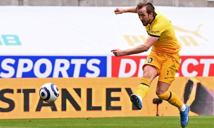Harry Kane c&acirc;n bằng th&agrave;nh t&iacute;ch ghi b&agrave;n s&acirc;n kh&aacute;ch của 3 huyền thoại NHA
