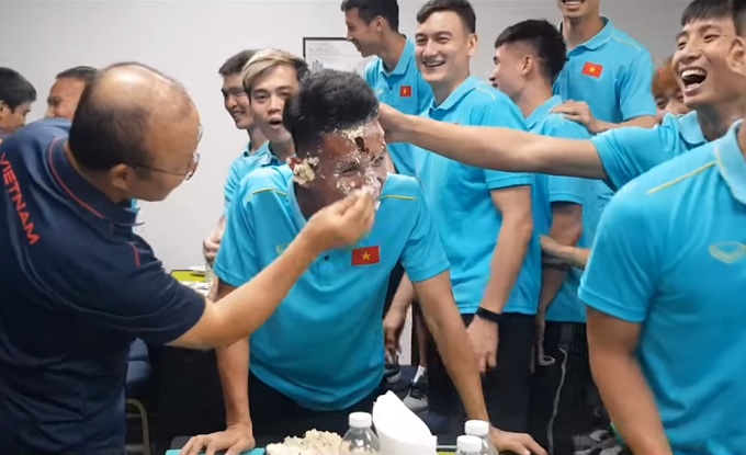 Hồng Duy nhận quà đặc biệt từ Thầy Park trước thềm King's Cup