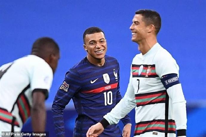 Ronaldo gửi thông điệp khi Mbappe gia nhập Real Madrid