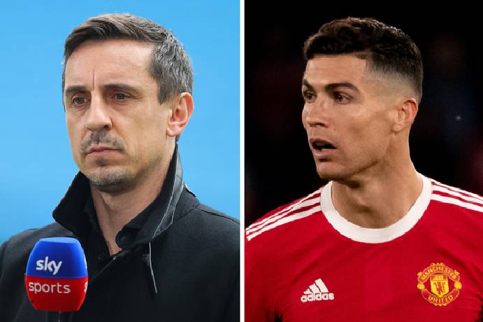 Neville ủng hộ MU tống cổ Ronaldo