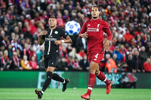 Van Dijk lại khiến Ronaldo và Messi 'hít khói' tại châu Âu