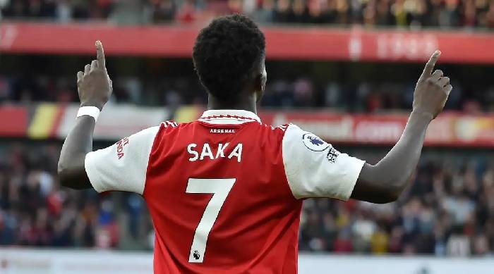 Huyền thoại Arsenal hứng mưa gạch đ&aacute; v&igrave; đi 'khuy&ecirc;n đểu' Saka