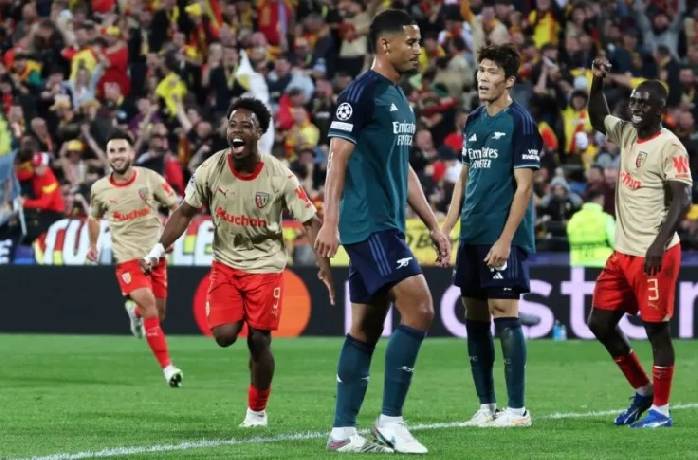 'Báo thủ Arsenal! Quả đó cậu ta định phòng ngự bằng niềm tin à?'