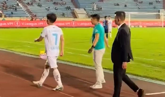 Hồng Duy thái độ với HLV khi bị thay sớm