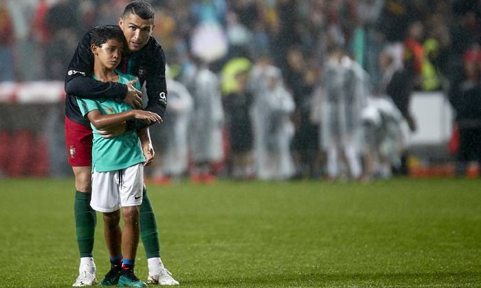 Cristiano Ronaldo sợ con trai sướng qu&aacute; h&oacute;a&hellip; hỏng