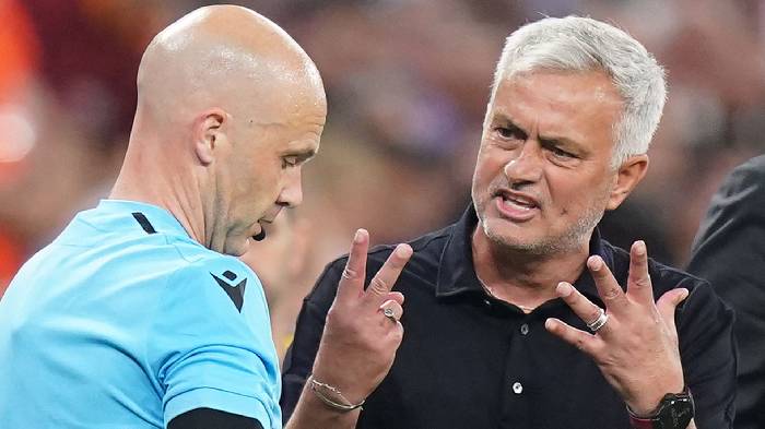 UEFA c&acirc;n nhắc treo c&ograve;i của trọng t&agrave;i Anthony Taylor