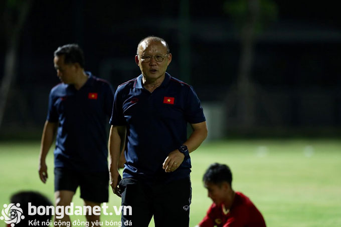V.League 2019 thăng hoa, còn ông Park Hang-seo 'tái mặt'