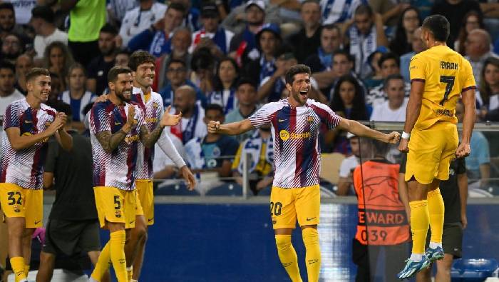 Ngã vật xuống vì đau, sao Barca khiến CĐV đứng ngồi không yên