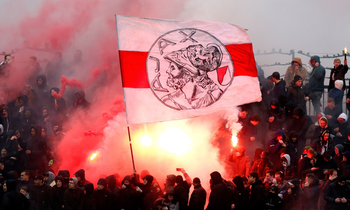 Ajax nhận án phạt ngay trước đại chiến với Chelsea