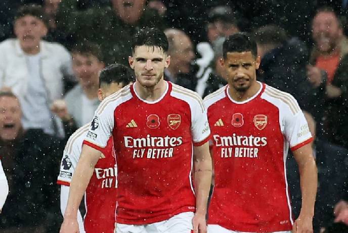 Tham vọng v&ocirc; địch của Arsenal lung lay bởi b&agrave;n thua đầy tranh c&atilde;i