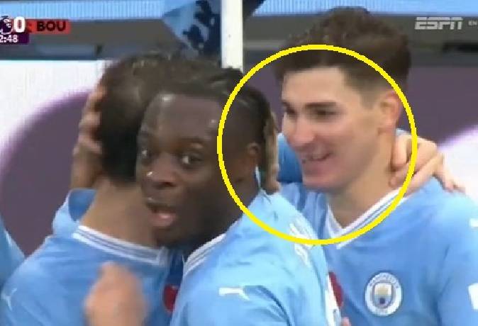 Tiền đạo Man City rụng răng khi ăn mừng m&agrave; kh&ocirc;ng biết