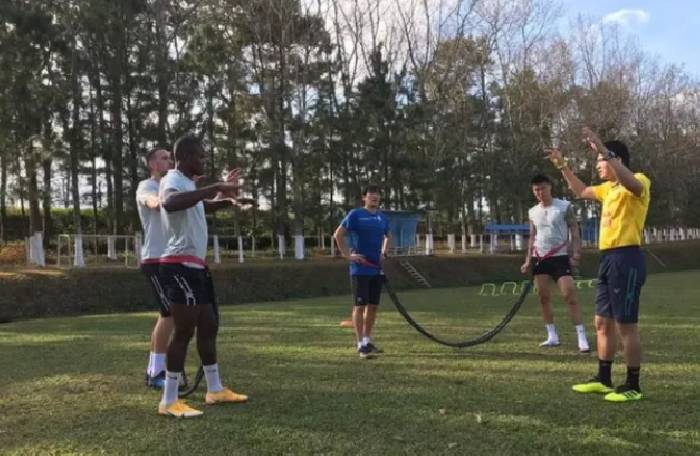 HLV Kiatisak cho ngoại binh HAGL chạy đua xuyên Tết