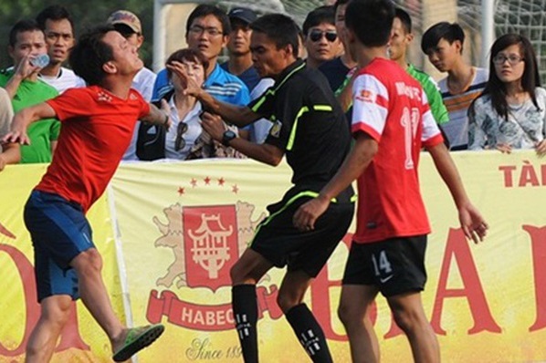 Những vụ đuổi đánh trọng tài kinh điển ở V-League