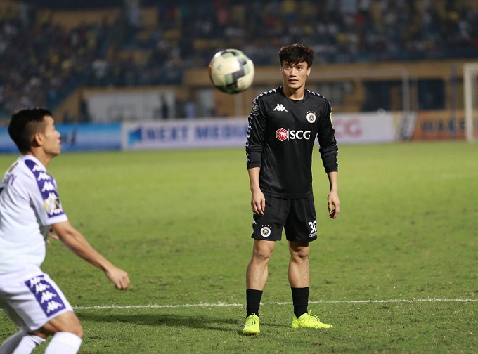 HLV Hà Nội nêu lý do khiến thủ môn Bùi Tiến Dũng dự bị dài hạn