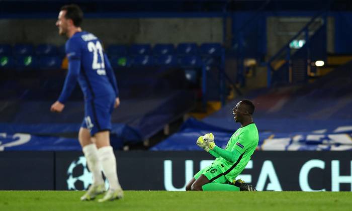 Edouard Mendy s&aacute;nh ngang Edwin van der Sar tại Champions League