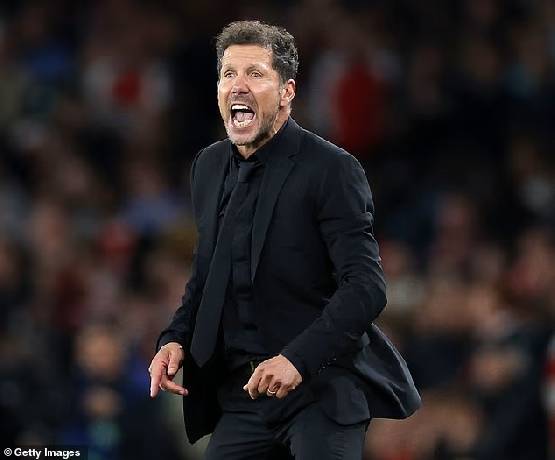 HLV Diego Simeone x&ocirc; đẩy Gi&aacute;m đốc thể thao của Arsenal