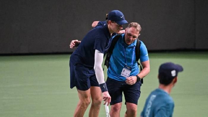 Sinner phải bỏ cuộc v&igrave; kiệt sức, Djokovic rộng cửa v&ocirc; địch Shanghai Masters