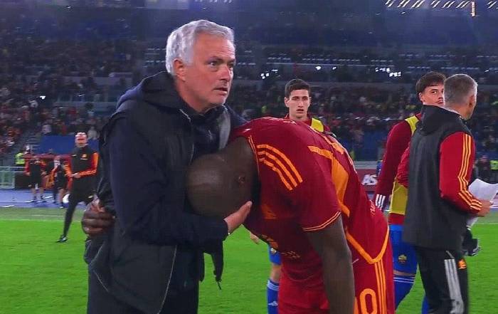 Mourinho nói gì về nụ hôn với Lukaku?