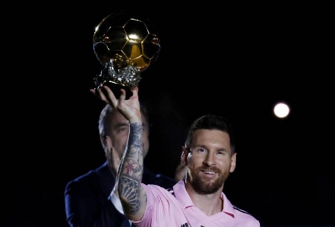 Lionel Messi nhận giải vận động vi&ecirc;n xuất sắc nhất năm