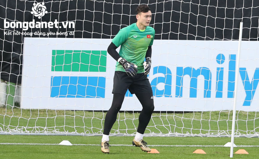 Video Văn L&acirc;m l&agrave;m xiếc với 3 tr&aacute;i b&oacute;ng trước trận Việt Nam vs Iraq