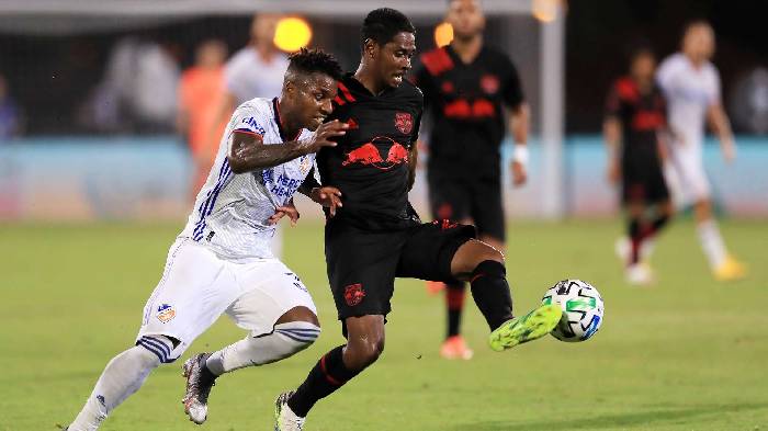 Sao gốc Việt b&agrave;y tỏ nguyện vọng kho&aacute;c &aacute;o ĐTQG, Th&aacute;i Lan run sợ