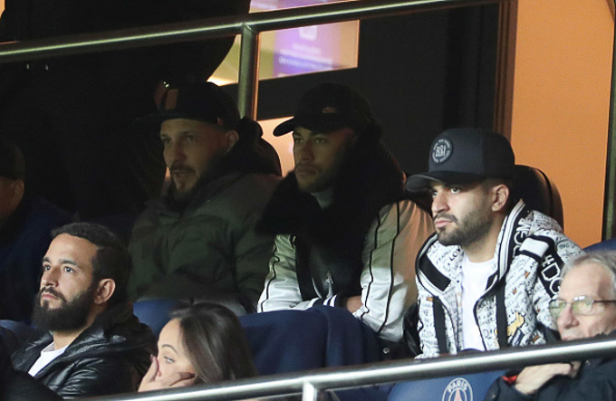 VAR khiến PSG bị MU loại, Neymar h&agrave;nh động lạ