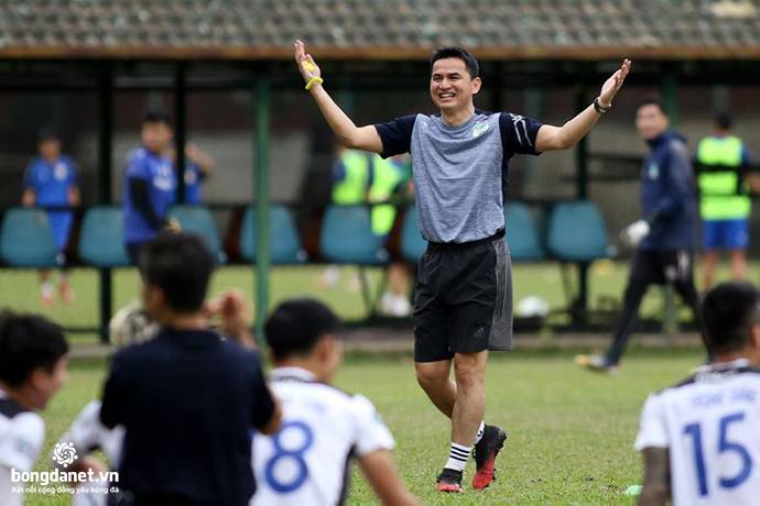 HLV Kiatisak tuyên bố muốn dự Cúp C1, bầu Đức lại phải bào chữa