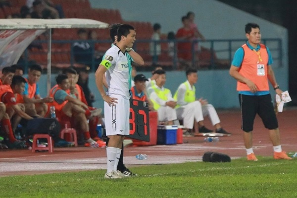 Tại sao Tuấn Anh dự bị trong thất bại của HAGL trước Hải Ph&ograve;ng?