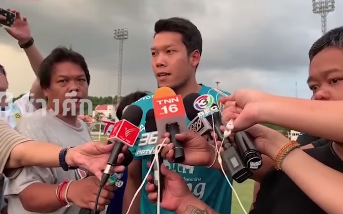 Thua Việt Nam, tội đồ Thái Lan bị 'quây' trên sân tập