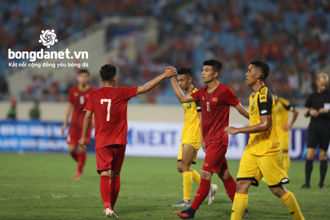 U23 Việt Nam vs U23 Myanmar: C&aacute;c tuyển thủ thi nhau b&aacute;o c&aacute;o thời tiết