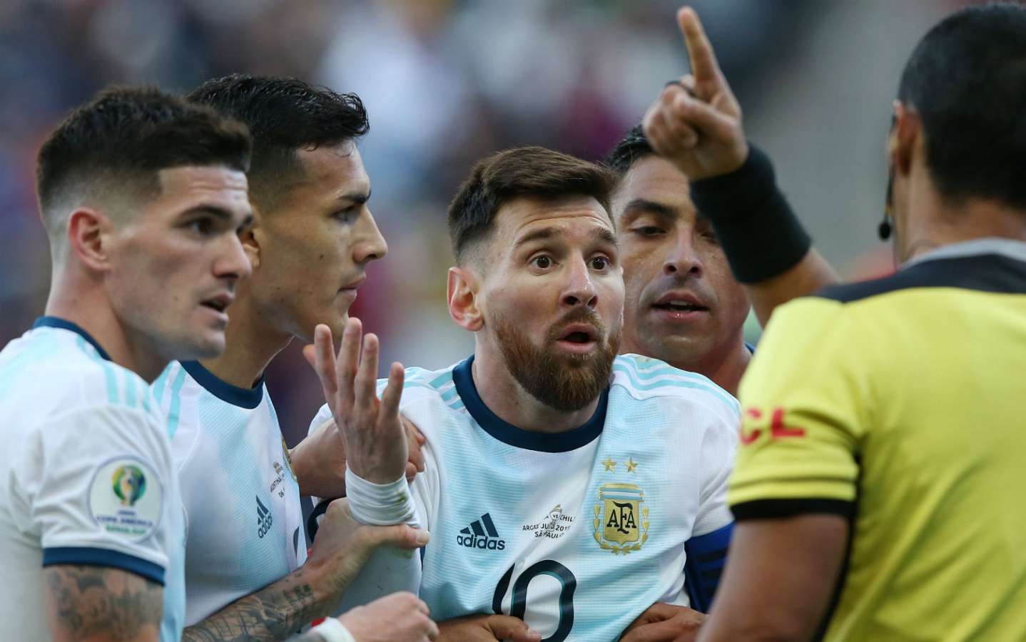 Lionel Messi kh&ocirc;ng th&egrave;m nhận huy chương, tuy&ecirc;n chiến với &lsquo;cốp to&rsquo; ở Copa America 2019