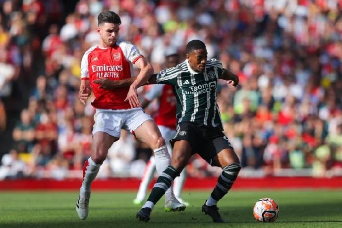 'Cậu ấy húc bay gã hộ pháp Arsenal, trong khi Martial chỉ khóc nhè'