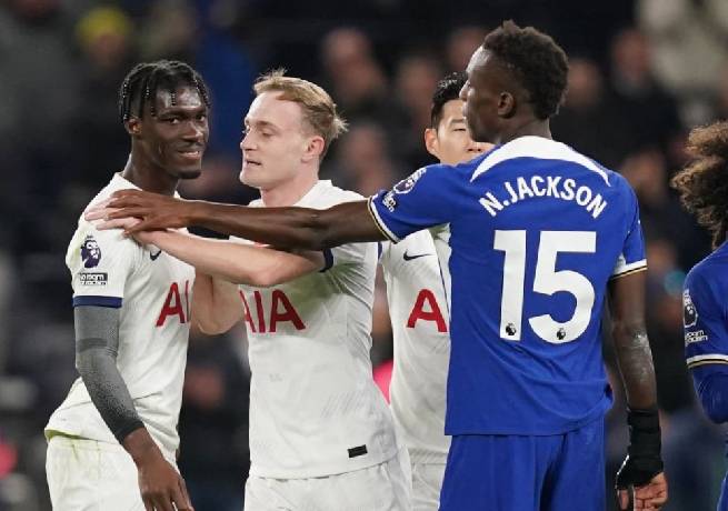 Tottenham phát minh ra sơ đồ  0-7-1 làm CĐV ngỡ ngàng