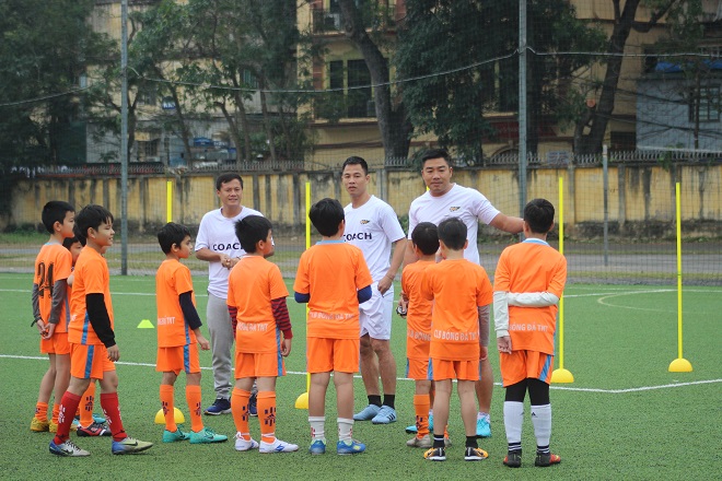 Thành Lương cùng nhiều cựu tuyển thủ QG khuấy động lớp bóng đá cộng đồng