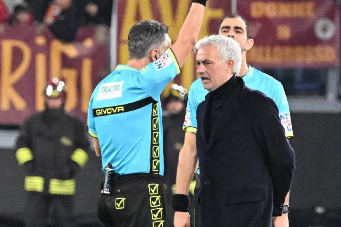 HLV Mourinho nhận thẻ đỏ, bỏ họp b&aacute;o sau trận đấu của AS Roma